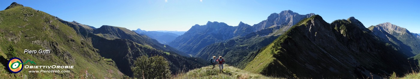 19 Salendo oltre il Passo della Marogella vista sulla Valcanale a sx.jpg